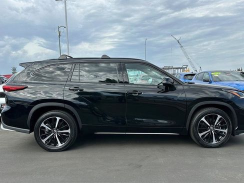 Used 2021 Toyota Highlander XSE image 3