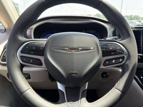 Used 2024 Chrysler Pacifica Touring-L FWD image 13