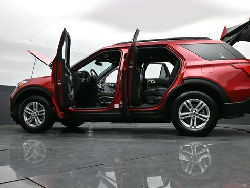 Used 2020 Ford Explorer XLT image 32