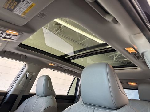 Used 2022 Toyota Highlander Platinum image 18
