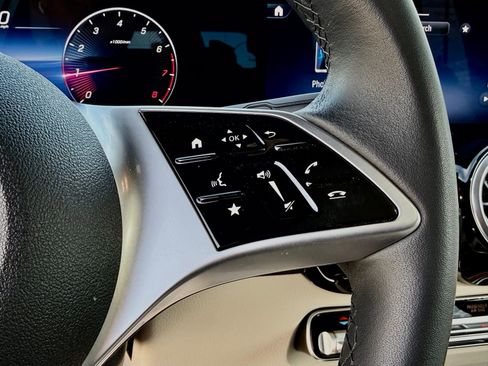 Used 2025 Mercedes-Benz GLB 250 image 32