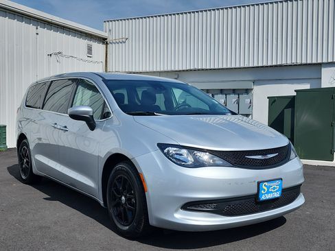 Used 2023 Chrysler Voyager LX FWD image 7
