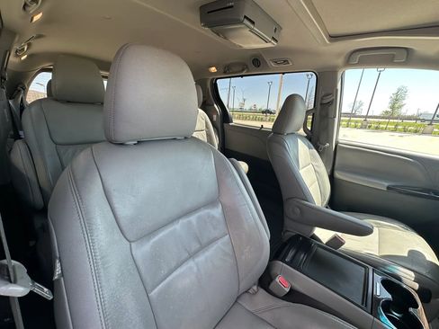 Used 2015 Toyota Sienna XLE image 24