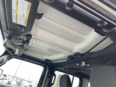 Used 2022 Jeep Wrangler Unlimited Sahara image 22