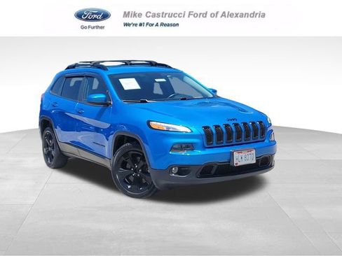 Used 2018 Jeep Cherokee Latitude w/ Altitude Package FWD image 1