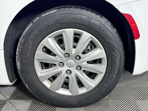Used 2020 Chrysler Voyager L FWD image 35