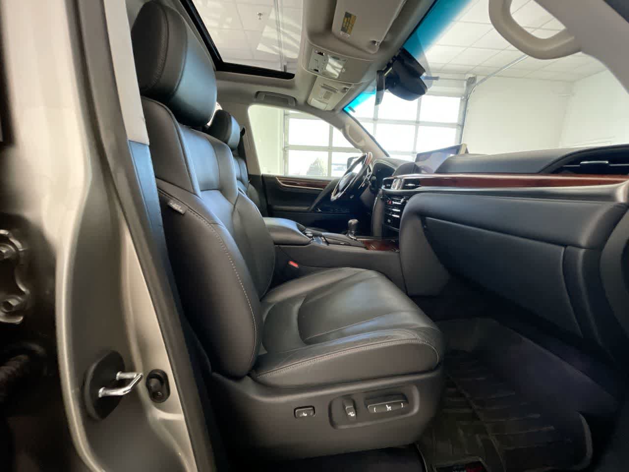 Used 2017 Lexus LX 570 4WD w/ Luxury Package image 26