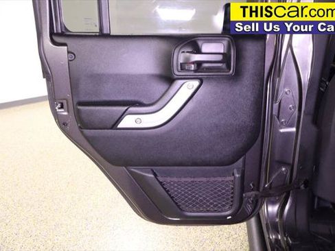 Used 2018 Jeep Wrangler Unlimited Rubicon w/ Connectivity Group AWD/4WD image 30