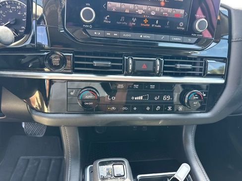 Used 2025 Nissan Pathfinder SV image 30