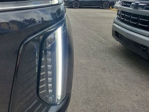 Used 2025 Cadillac Escalade Premium Luxury image 7