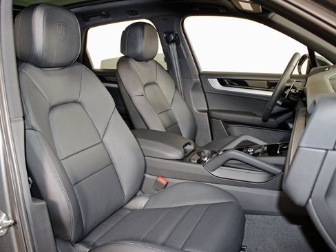 New 2026 Porsche Cayenne image 40
