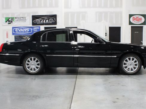 Used 2006 Lincoln Town Car Signature Limited RWD image 25