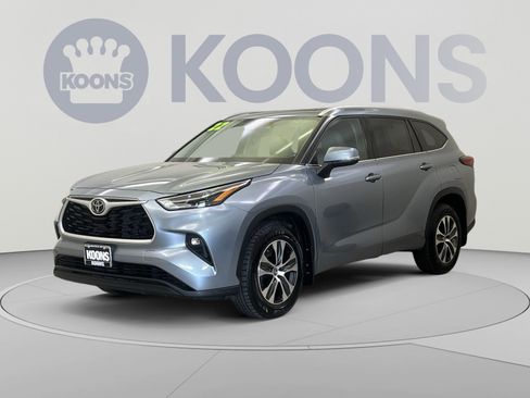 Used 2022 Toyota Highlander XLE AWD/4WD image 4