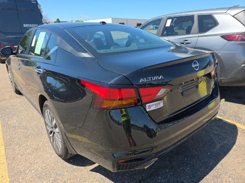 Used 2024 Nissan Altima 2.5 SV w/ SV Premium Package AWD/4WD image 4