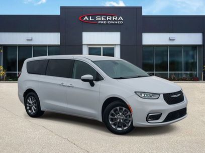 Used 2023 Chrysler Pacifica Touring-L w/ Uconnect Theater Family Group