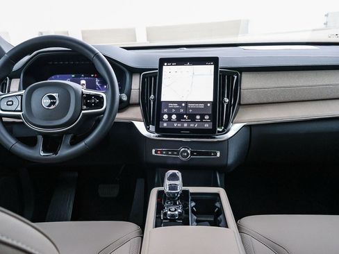 Used 2025 Volvo XC90 B6 Core w/ Climate Package image 24