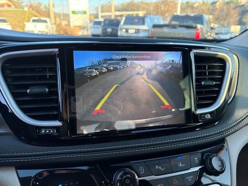 Used 2023 Chrysler Pacifica Touring-L image 22