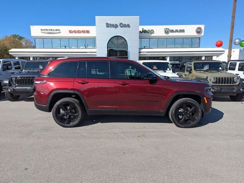 New 2025 Jeep Grand Cherokee Altitude AWD/4WD image 4