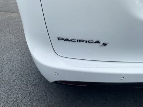 New 2027 Chrysler Pacifica Limited w/ S Appearance Package FWD image 16