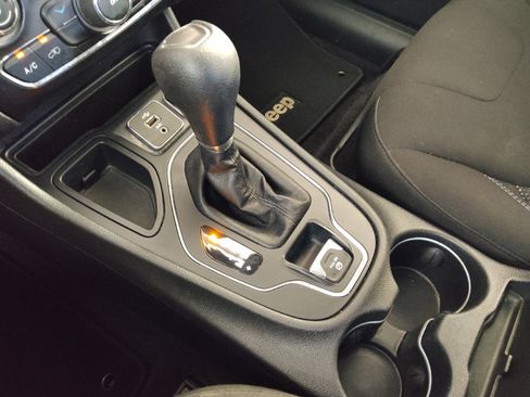 Used 2019 Jeep Cherokee Latitude w/ Popular Appearance Group FWD image 26