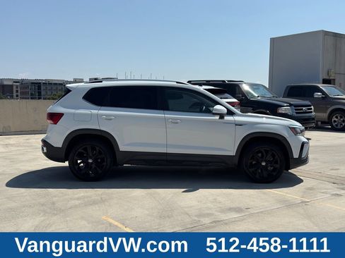 Used 2023 Volkswagen Taos SE w/ Panoramic Sunroof Package FWD image 6