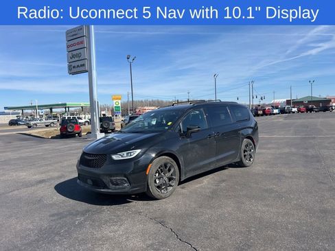 Used 2025 Chrysler Pacifica Limited image 5