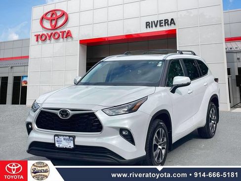 Used 2023 Toyota Highlander XLE AWD/4WD image 4