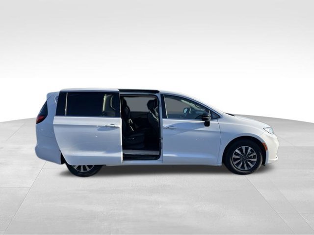 Used 2024 Chrysler Pacifica Limited FWD image 5