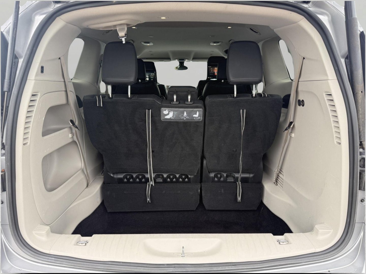 Used 2018 Chrysler Pacifica Touring-L Plus FWD image 16