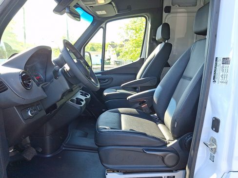 Used 2025 Mercedes-Benz Sprinter 2500 image 14