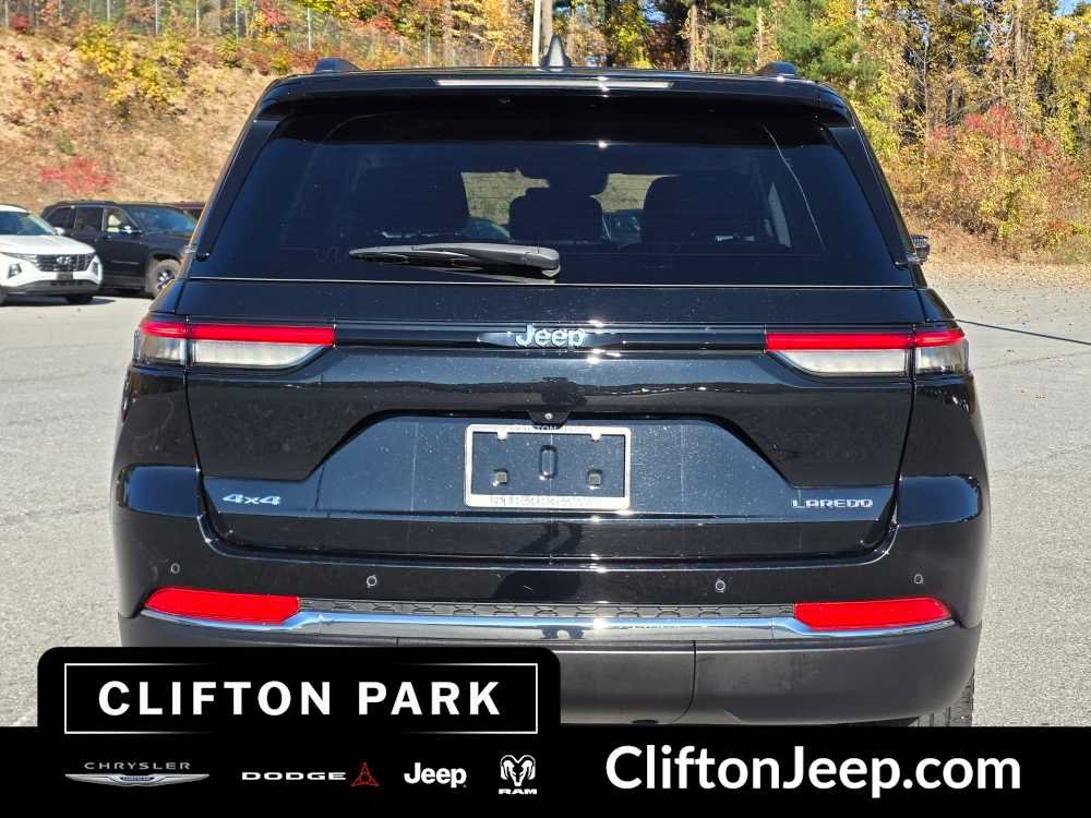 Used 2023 Jeep Grand Cherokee Laredo AWD/4WD image 5