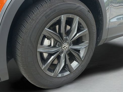 Used 2024 Volkswagen Tiguan SE image 33