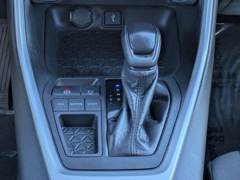 Used 2021 Toyota RAV4 XLE w/ Carpet Mat Package (TMS) FWD image 31