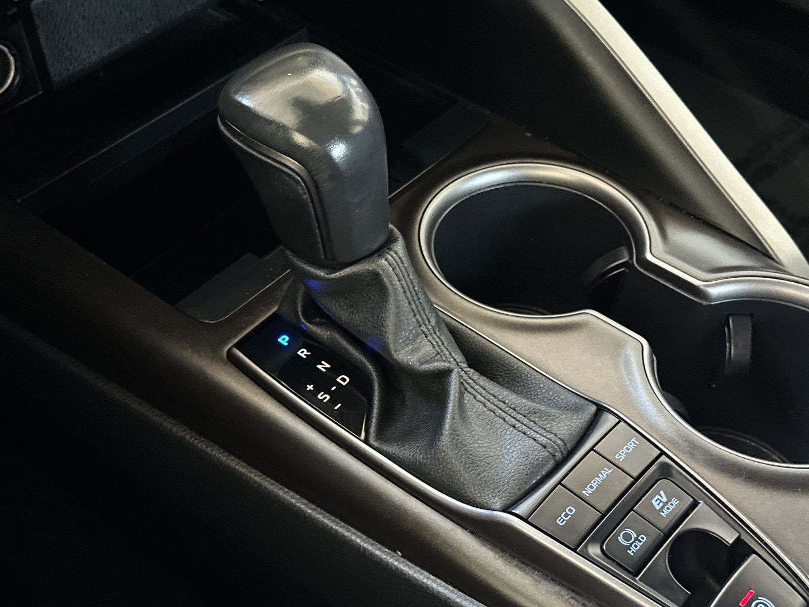 Used 2024 Toyota Camry SE w/ Cold Weather Package FWD image 18
