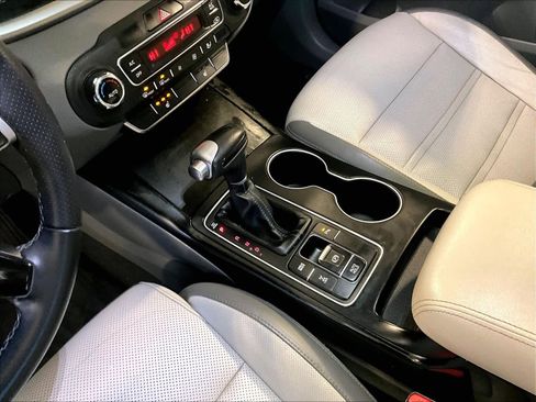 Used 2019 Kia Sorento SX image 21