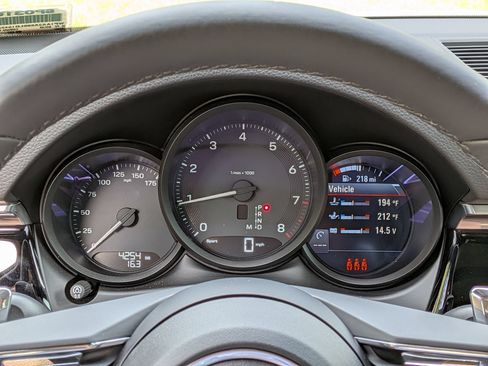 Certified 2025 Porsche Macan AWD/4WD image 11