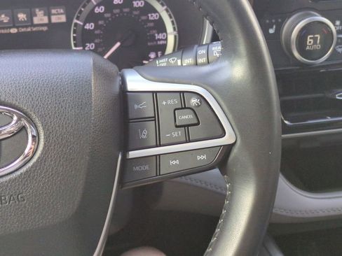 Certified 2023 Toyota Highlander XLE image 27