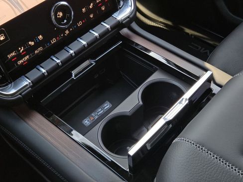 New 2026 GMC Yukon XL Denali w/ Denali Reserve Package image 9