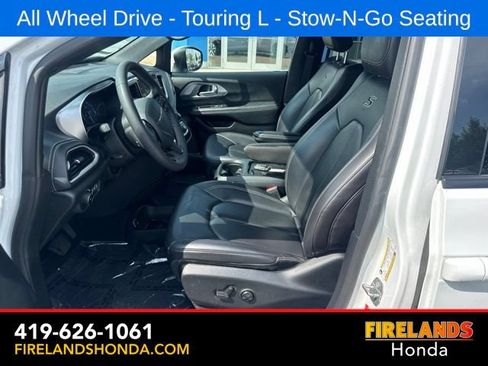 Used 2023 Chrysler Pacifica Touring-L w/ S Appearance Package AWD/4WD image 13