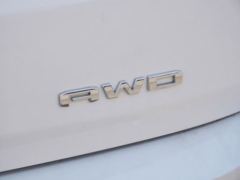 Used 2024 GMC Terrain SLT image 11