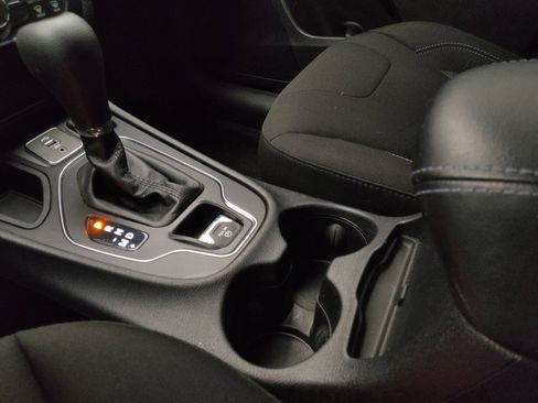 Used 2019 Jeep Cherokee Latitude w/ Popular Appearance Group FWD image 26