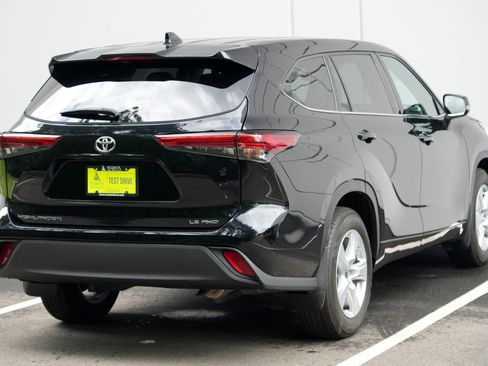 Used 2021 Toyota Highlander LE AWD/4WD image 48