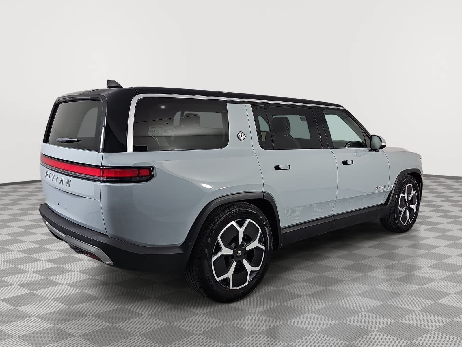 Used 2024 Rivian R1S Adventure Dual AWD/4WD image 8