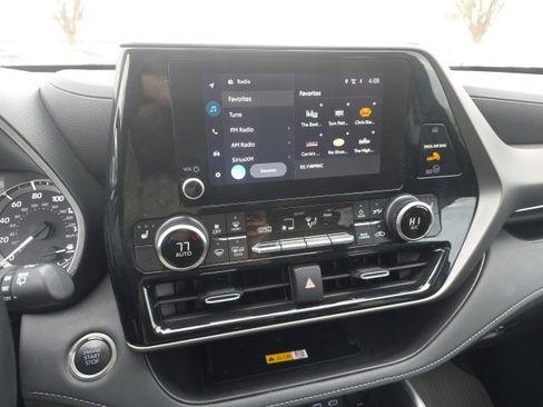 Used 2025 Toyota Highlander LE image 17