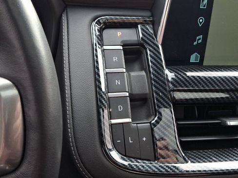 Used 2022 Chevrolet Tahoe Z71 w/ Luxury Package image 16