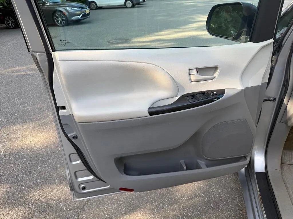 Used 2013 Toyota Sienna LE FWD image 12