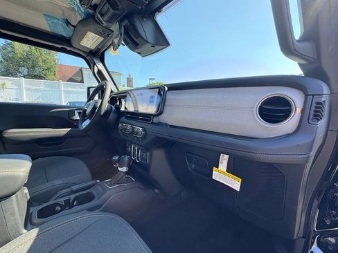 Used 2025 Jeep Wrangler Unlimited Sahara AWD/4WD image 17