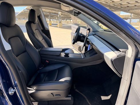 Used 2022 Tesla Model Y Long Range AWD/4WD image 32