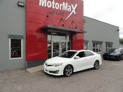 Used 2014 Toyota Camry SE image 1