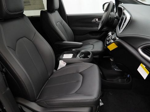 New 2027 Chrysler Pacifica Select FWD image 31